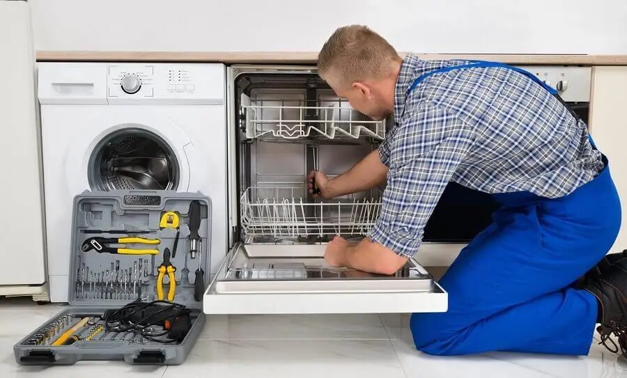 Sincan Bosch servisi teknisyen ekibi beyaz eşya tamiri yaparken
